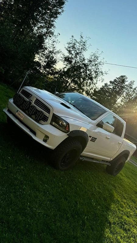 Snow white Begagnad 2014 Dodge Ram Pickup | 300 000 kr (Marknadspris) - Bild 1/4