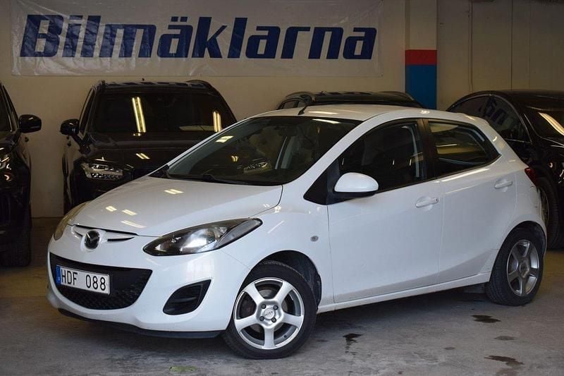Vit Begagnad 2011 Mazda 2 Halvkombi | 49 900 kr (Marknadspris) - Bild 1/4