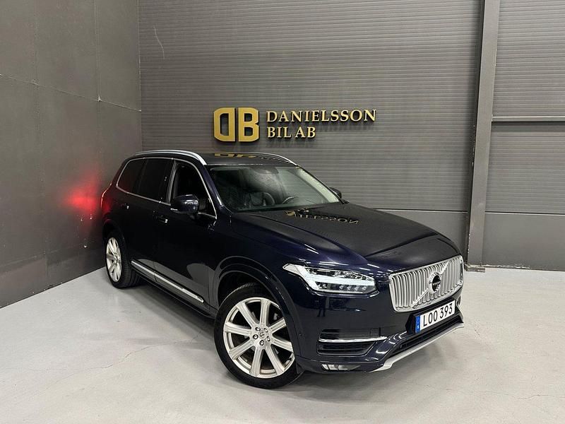 Mörkblå (blå) Begagnad 2016 Volvo XC90 SUV | 269 800 kr (Marknadspris) - Bild 1/4