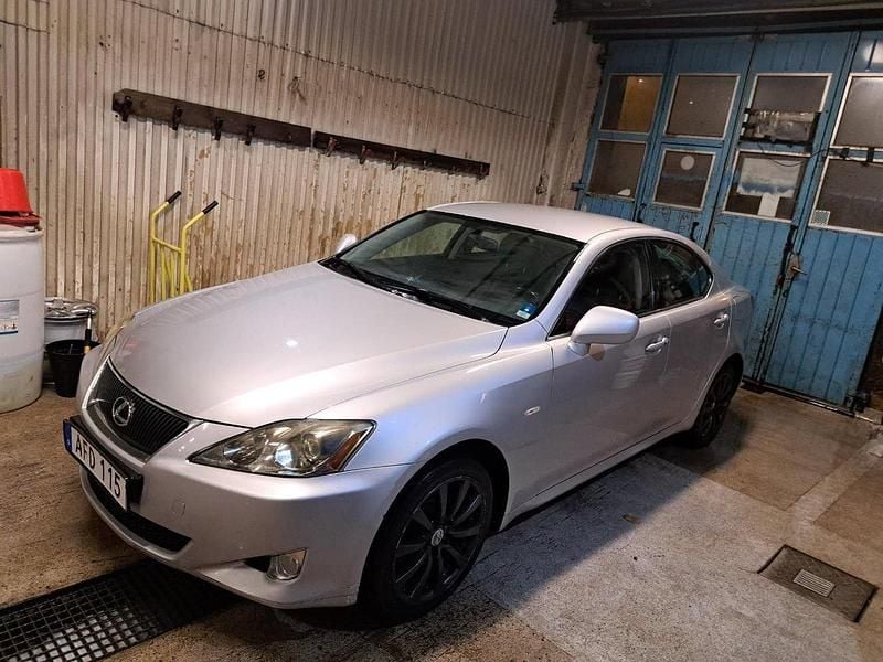 Silver Begagnad 2008 Lexus IS220d Sedan | 44 500 kr - Bild 1/4