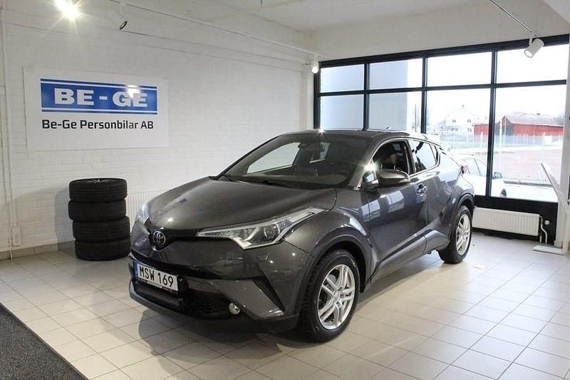 Grå Begagnad 2016 Toyota C-HR SUV | 184 900 kr (Marknadspris) - Bild 1/4