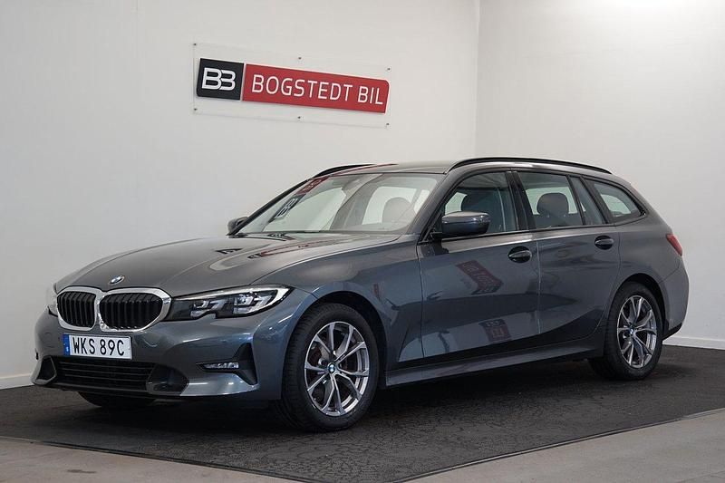 Grå Begagnad 2020 BMW 320 Sport Line Kombi | 309 000 kr (Marknadspris) - Bild 1/4