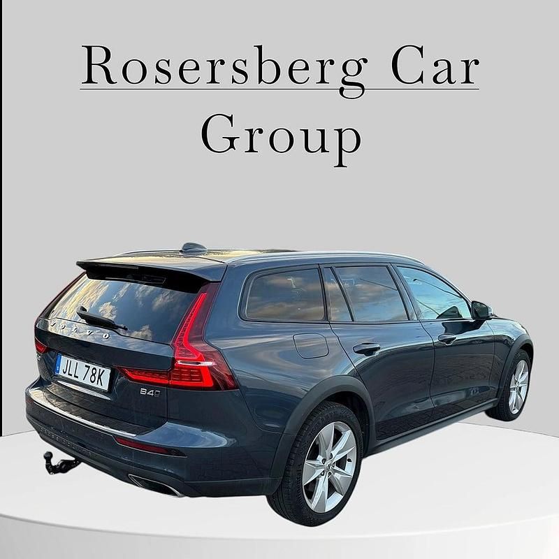 Begagnad Volvo V60 CC Momentum 197 HK (144 kW) 2022 Mörkblå Kombi