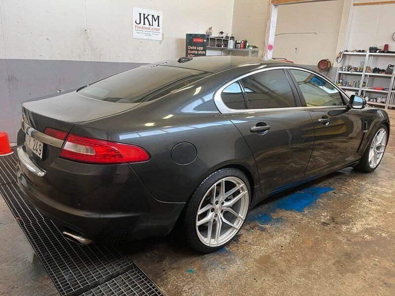 Grå Begagnad 2010 Jaguar XF Sedan | 64 900 kr (Bra pris) - Bild 1/4