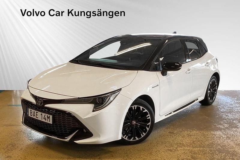 Vit Begagnad 2021 Toyota Corolla Hybrid Sport Halvkombi | 254 900 kr (Marknadspris) - Bild 1/4