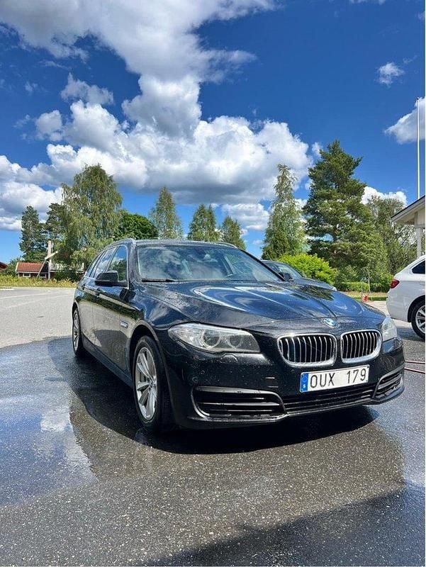 Svart Begagnad 2014 BMW 520 Kombi | 100 000 kr (Marknadspris) - Bild 1/4