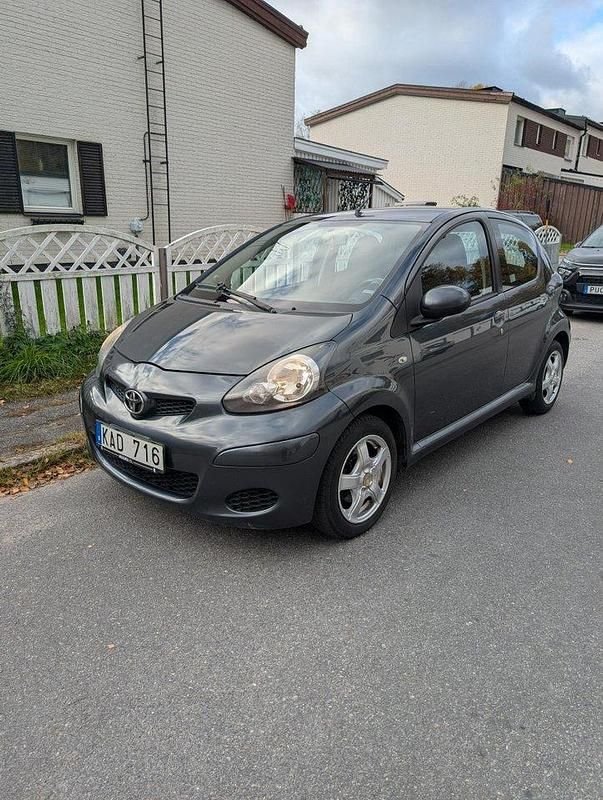 Grå Begagnad 2012 Toyota Aygo Halvkombi | 29 000 kr (Superpris) - Bild 1/4