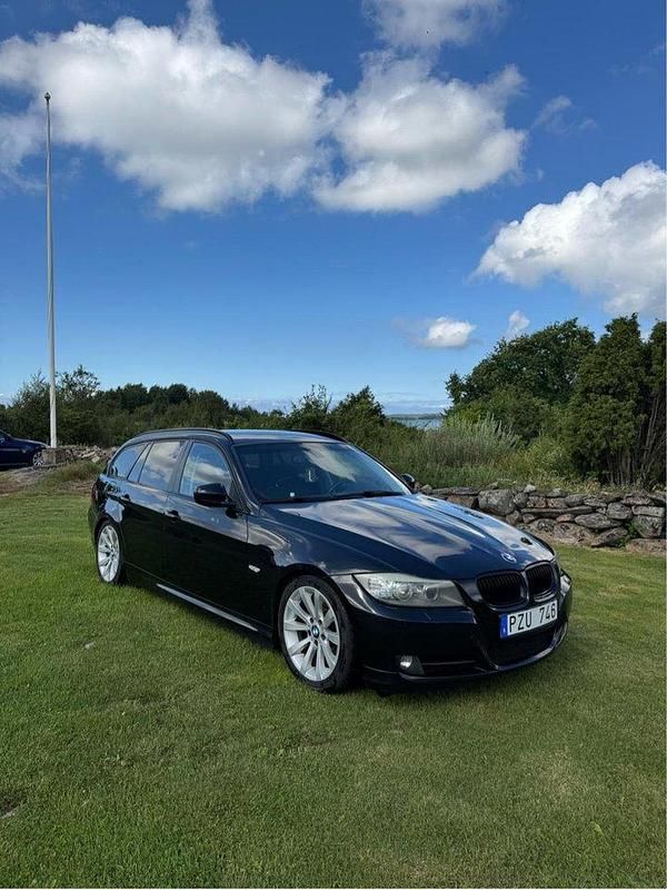 Svart Begagnad 2010 BMW 318 Comfort Edition Kombi | 75 000 kr (Lite dyr) - Bild 1/4