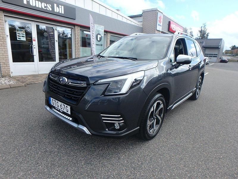 Grå Begagnad 2023 Subaru Forester SUV | 392 500 kr - Bild 1/4