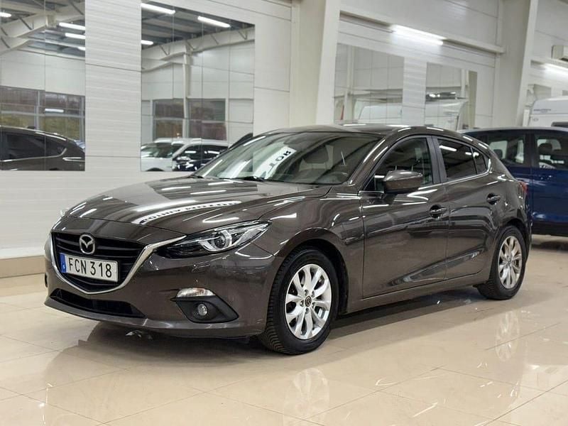 Brun (brun metallic) Begagnad 2015 Mazda 3 Inclusive Halvkombi | 126 900 kr (Marknadspris) - Bild 1/4