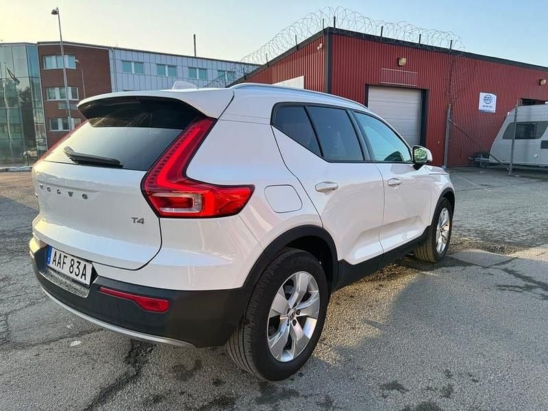 Begagnad Volvo XC40 Momentum 190 HK (139 kW) 2019 Vit SUV