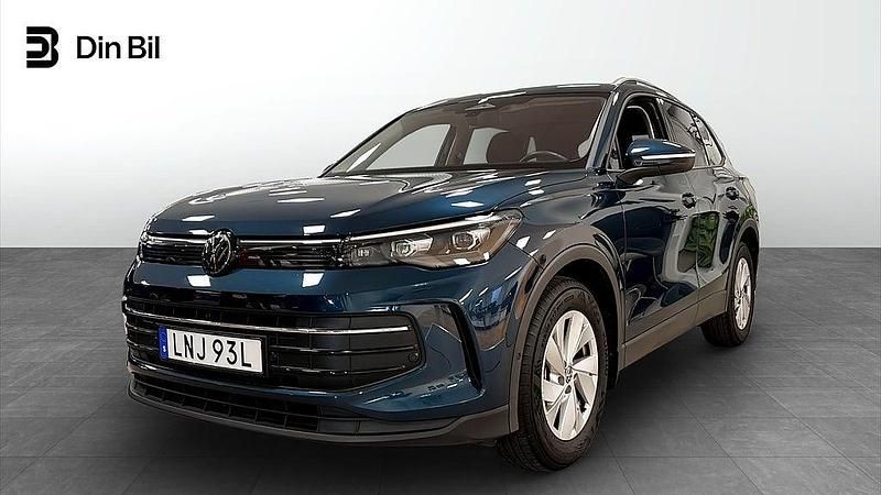 Mörkblå Begagnad 2024 VW Tiguan SUV | 389 900 kr (Dyr) - Bild 1/4