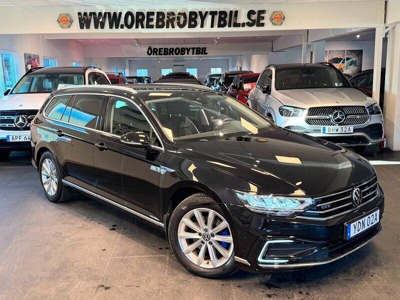 Svart Begagnad 2020 VW Passat GTE Kombi | 289 900 kr (Dyr) - Bild 1/4