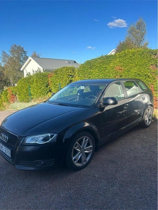 Svart Begagnad 2010 Audi A3 Sportback Ambition Halvkombi | 39 900 kr (Bra pris) - Bild 1/4