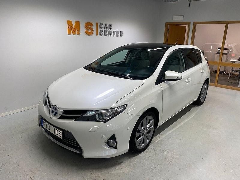 Vit Begagnad 2013 Toyota Auris Hybrid Executive Halvkombi | 114 900 kr (Marknadspris) - Bild 1/4