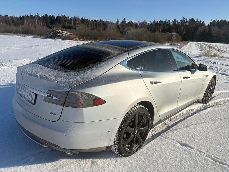 Begagnad Tesla Model S 311 kW (423 HK) 2015 Silver Halvkombi