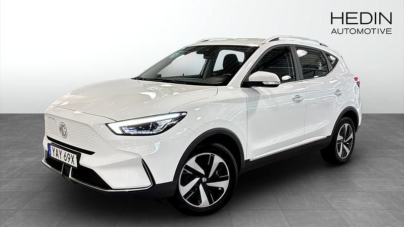 Vit (white) Begagnad 2022 MG ZS Comfort Sedan | 239 900 kr (Bra pris) - Bild 1/4