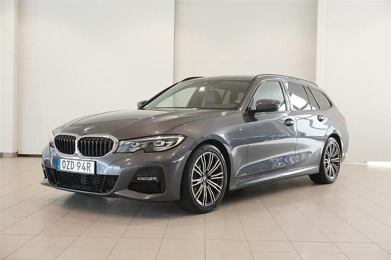Grå Begagnad 2019 BMW 320 M Sport Kombi | 264 800 kr (Lite dyr) - Bild 1/4