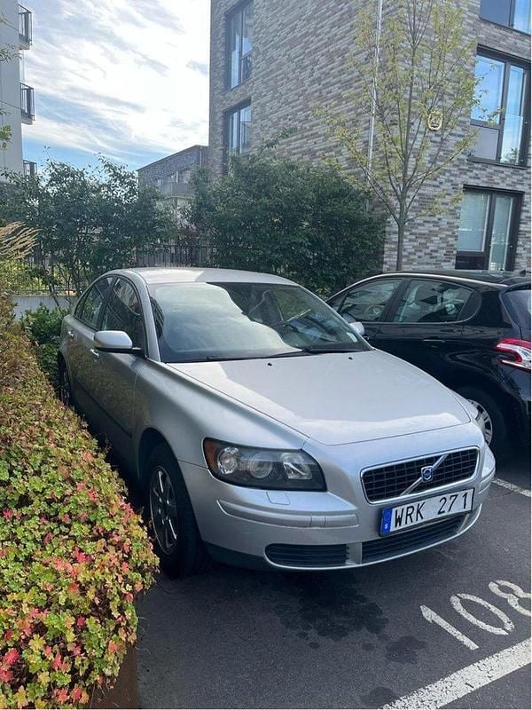 Grå Begagnad 2005 Volvo S40 Sedan | 19 900 kr (Bra pris) - Bild 1/4