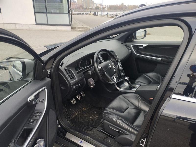 Svart Begagnad 2015 Volvo XC60 R-Design SUV | 150 000 kr (Marknadspris) - Bild 1/4