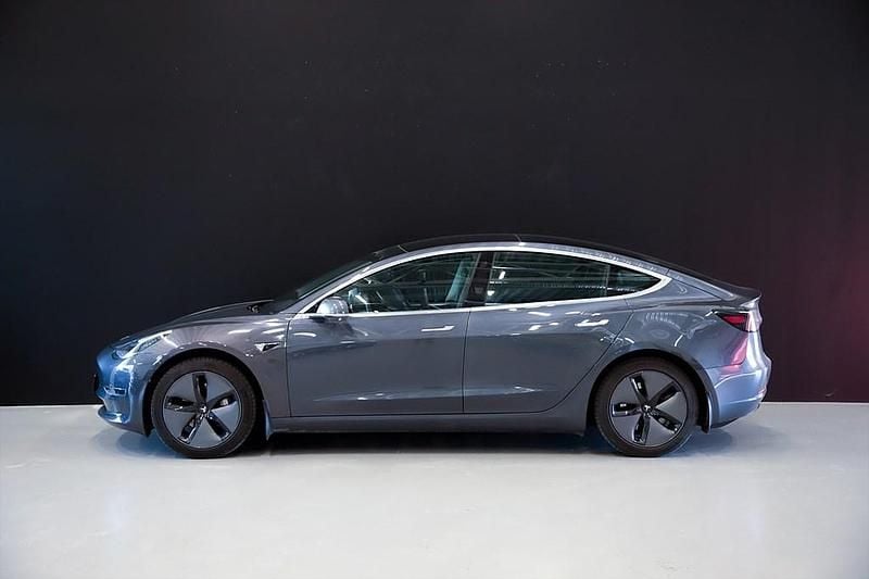 Begagnad Tesla Model 3 Standard Range Plus 239 kW (325 HK) 2019 Grå Sedan
