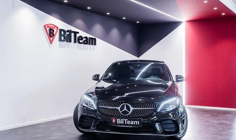 Svart Begagnad 2019 Mercedes C220 AMG line Sedan | 289 900 kr (Marknadspris) - Bild 1/4