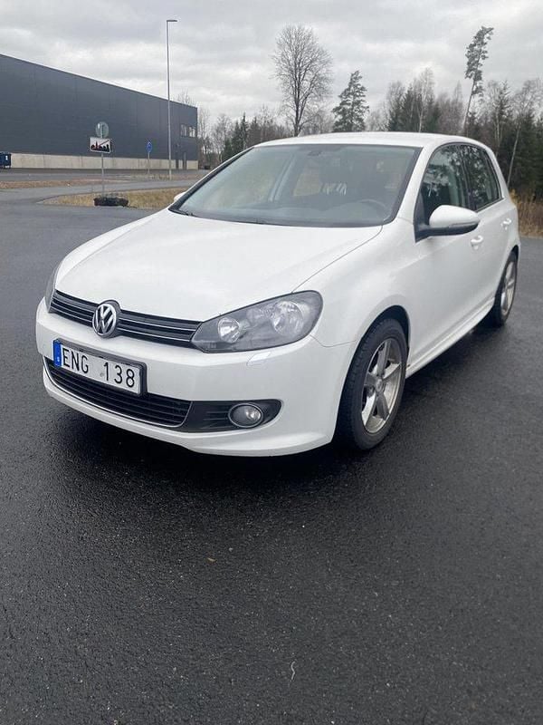 Vit Begagnad 2012 VW Golf VII Halvkombi | 40 000 kr (Dyr) - Bild 1/4