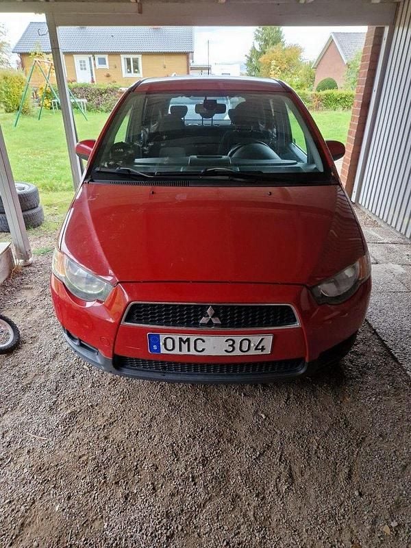 Röd Begagnad 2011 Mitsubishi Colt Halvkombi | 25 000 kr (Marknadspris) - Bild 1/4