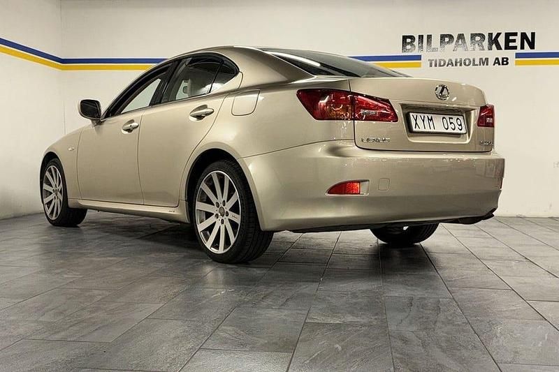 Begagnad Lexus IS220d 177 HK (130 kW) 2006 Ljusbrun Sedan