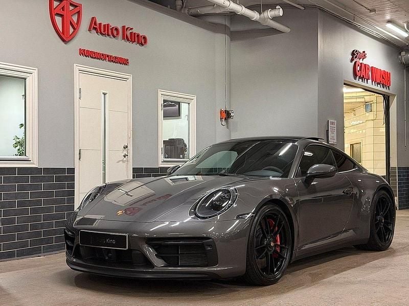 Begagnad 2023 Porsche 911 Carrera 4 GTS Sportkupé | 1 739 000 kr (Marknadspris) - Bild 1/4