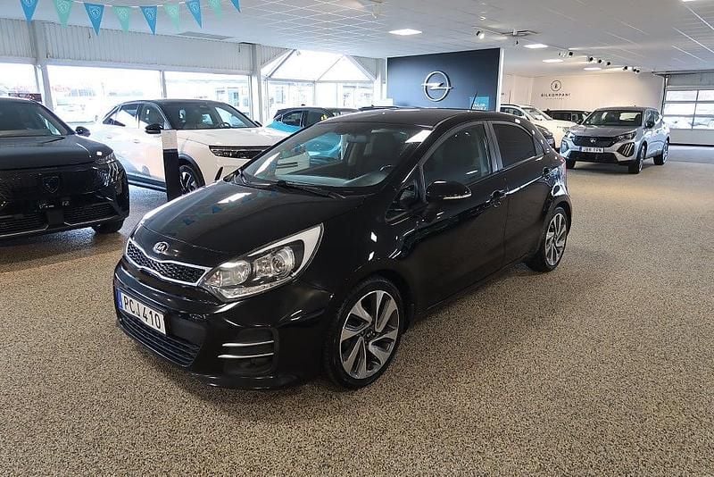 Svart Begagnad 2016 Kia Rio Halvkombi | 74 900 kr (Marknadspris) - Bild 1/4