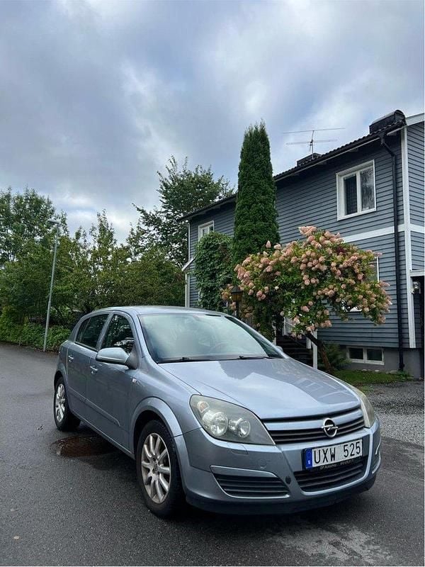 Grå Begagnad 2004 Opel Astra Halvkombi | 13 000 kr (Marknadspris) - Bild 1/4