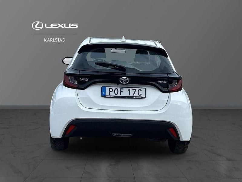Begagnad Toyota Yaris Hybrid Active 117 HK (86 kW) 2023 Vit Halvkombi