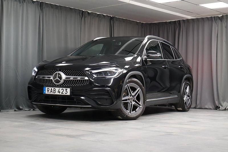 Svart Begagnad 2022 Mercedes GLA200 AMG line SUV | 379 000 kr (Marknadspris) - Bild 1/4