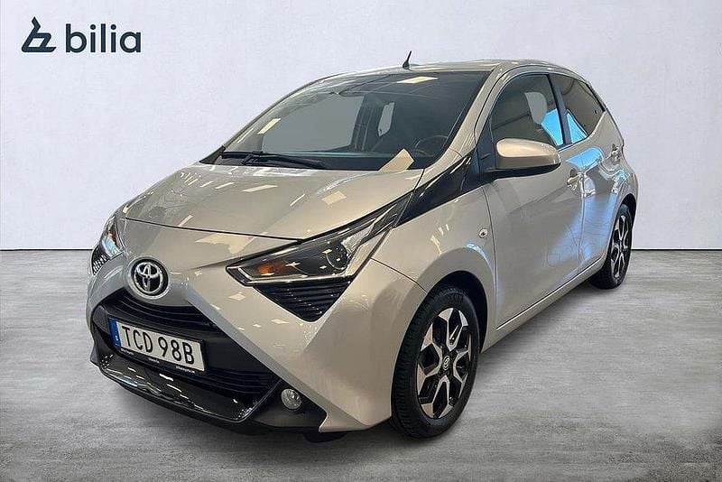 Silver Begagnad 2021 Toyota Aygo X-play Halvkombi | 139 900 kr (Marknadspris) - Bild 1/3