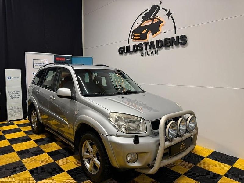 Silver Begagnad 2005 Toyota RAV4 SUV | 74 900 kr (Lite dyr) - Bild 1/4