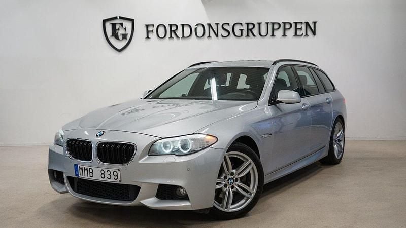 Ljusgrå Begagnad 2013 BMW 520 Shadowline Kombi | 149 800 kr (Marknadspris) - Bild 1/4