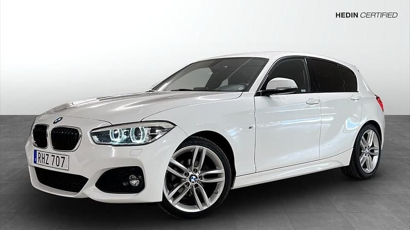 Vit (white) Begagnad 2016 BMW 118 M Sport Halvkombi | 199 900 kr (Marknadspris) - Bild 1/4
