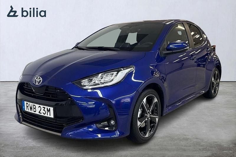 Blå Ny 2025 Toyota Yaris Hybrid Style Halvkombi | 299 900 kr (Marknadspris) - Bild 1/3
