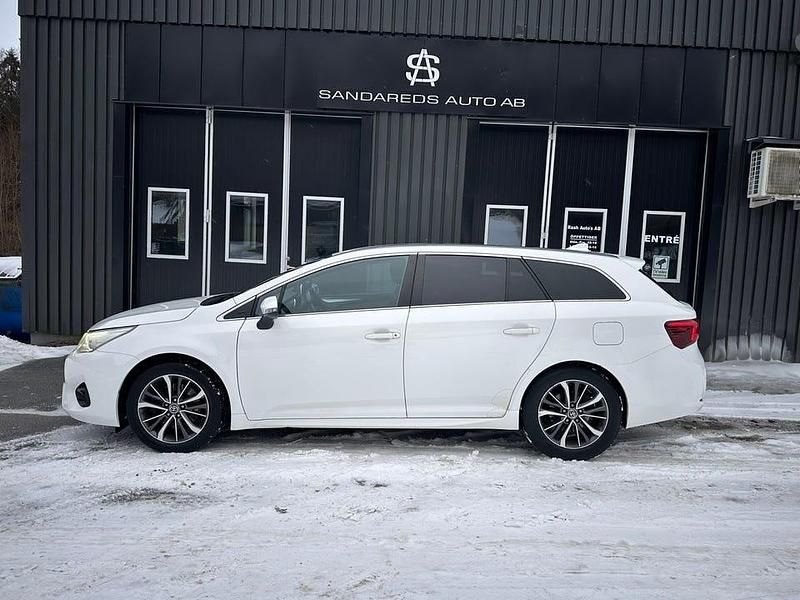 Begagnad Toyota Avensis 143 HK (105 kW) 2015 Vit Kombi