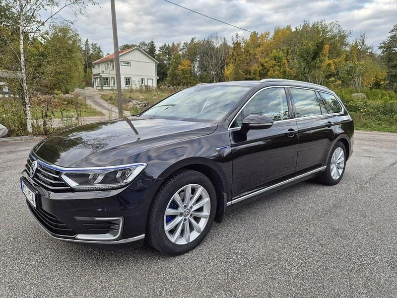 Svart Begagnad 2017 VW Passat GTE Kombi | 149 000 kr (Bra pris) - Bild 1/4