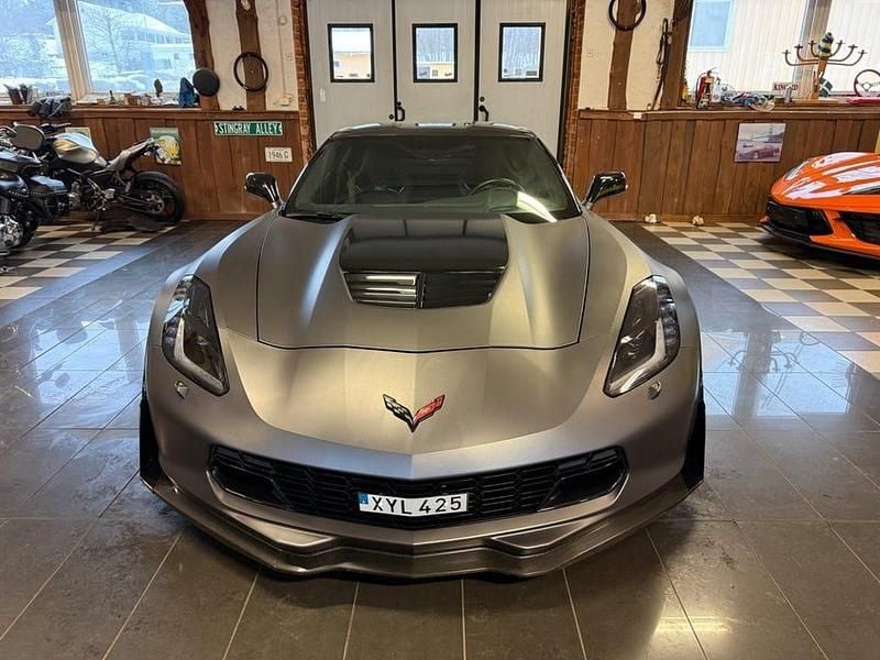 Grå Begagnad 2015 Chevrolet Corvette C7 | 1 049 000 kr - Bild 1/4