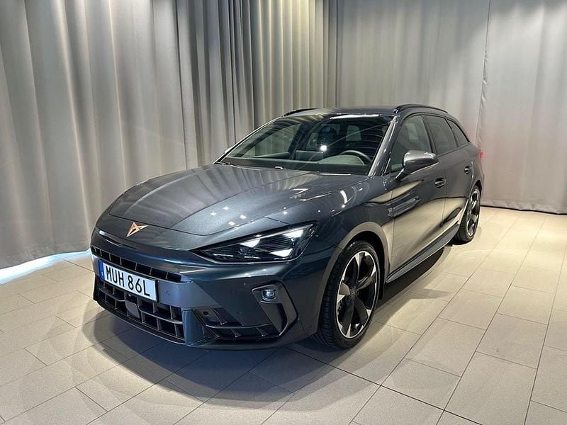 Mörkgrå (grå) Ny 2025 Cupra Leon Kombi | 329 900 kr (Marknadspris) - Bild 1/4
