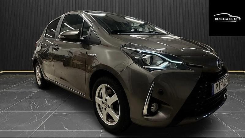 Mörkgrå Begagnad 2017 Toyota Yaris Hybrid Edition Halvkombi | 164 900 kr (Marknadspris) - Bild 1/4