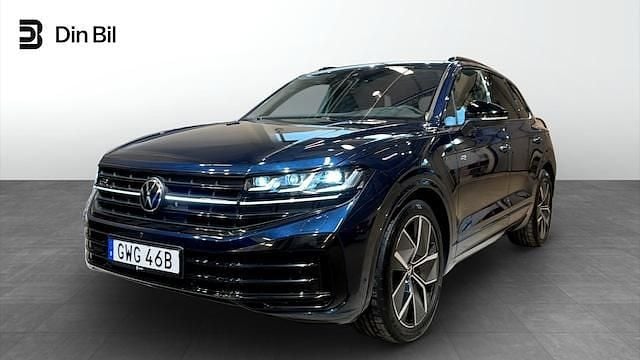 Mörkblå (meloe blue crystal) Begagnad 2023 VW Touareg Comfortline SUV | 839 900 kr (Dyr) - Bild 1/4