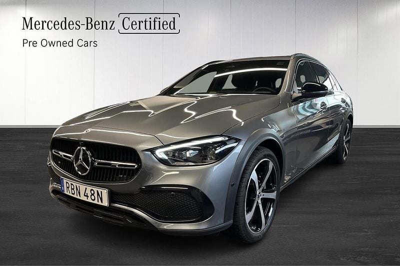 Grå Begagnad 2024 Mercedes C220 SUV | 509 500 kr (Lite dyr) - Bild 1/4