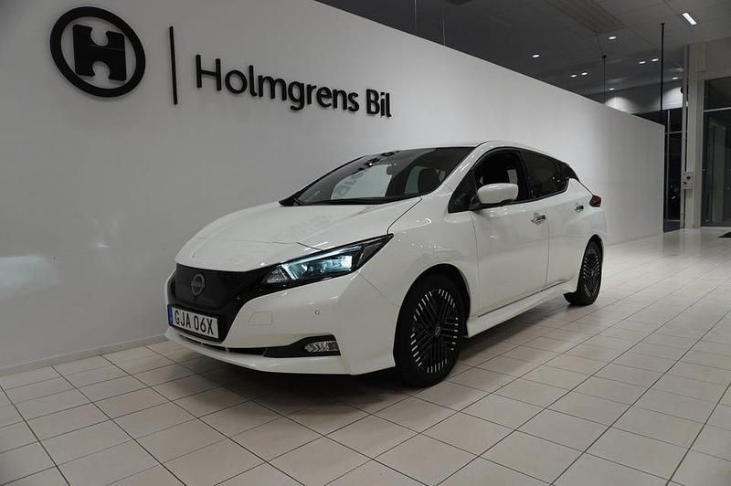 Vit Begagnad 2022 Nissan Leaf N-Connecta Halvkombi | 179 900 kr (Marknadspris) - Bild 1/4