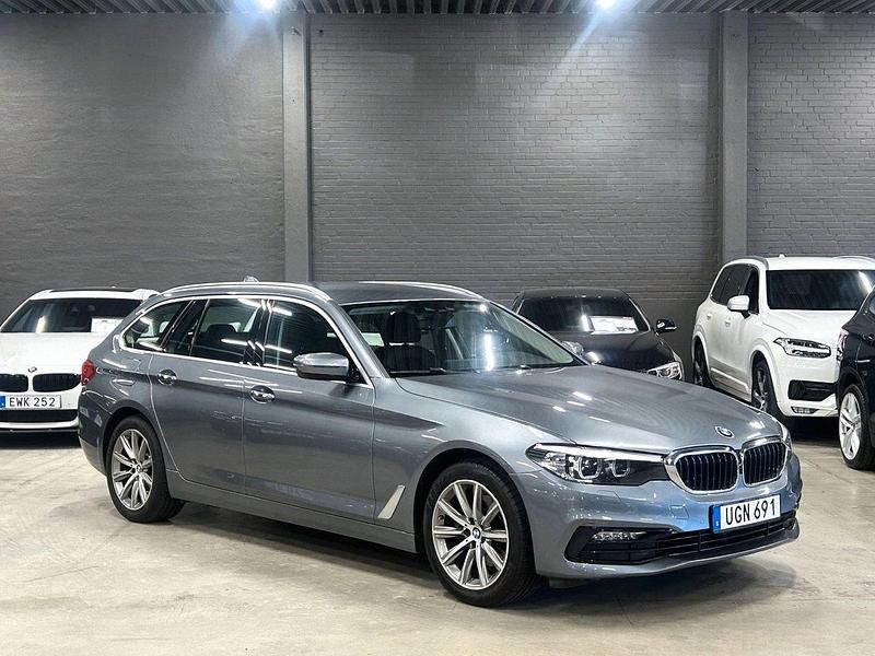 Blå (grå metallic) Begagnad 2018 BMW 520 Sport Line Kombi | 259 000 kr (Bra pris) - Bild 1/4
