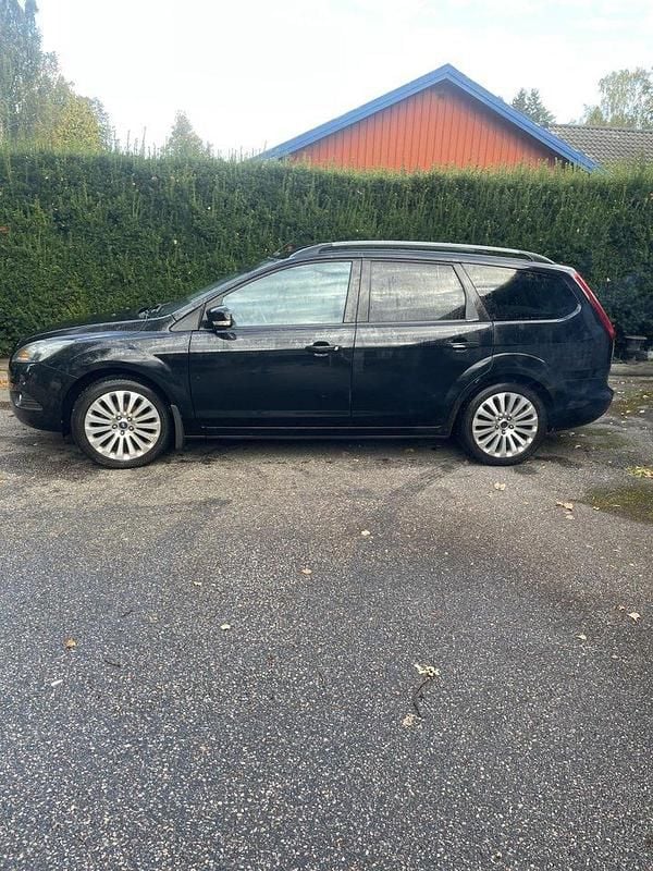 Svart Begagnad 2009 Ford Focus Titanium Kombi | 24 000 kr (Marknadspris) - Bild 1/4