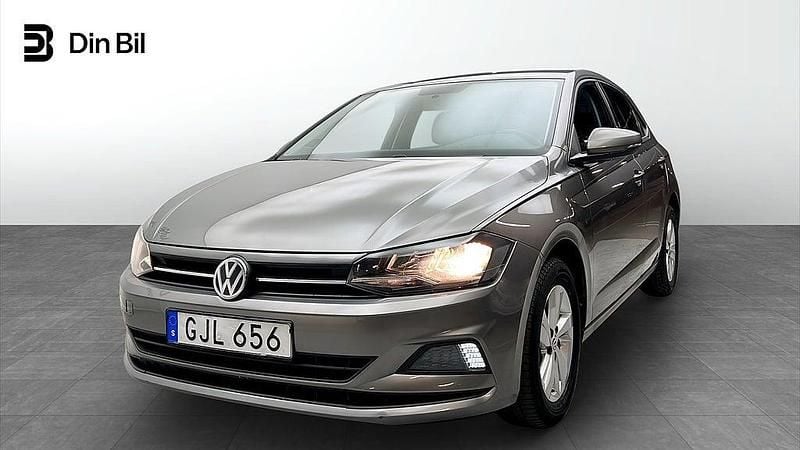 Ljusgrå Begagnad 2018 VW Polo Halvkombi | 149 900 kr (Marknadspris) - Bild 1/4